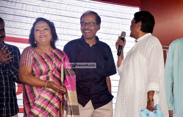 গানগুলো এক মোড়কে আনতে পেরে বেশ খুশি সৈয়দ আব্দুল হাদী। বলেন, &lsquo;আমি এক বছর ধরে গানগুলো বাছাই করছি এবং এর পেছনে কাজ করছি। খুব ইচ্ছে ছিল পছন্দের গানগুলো এক মোড়কে আসুক। আজ সেই আশা পূর্ণ হয়েছে।&rsquo; ছবি : মাহবুব আলম।