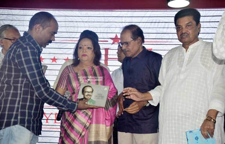 আব্দুল হাদীকে শুভেচ্ছা জানাতে অনুষ্ঠানে উপস্থিত হয়েছিলেন সংগীতশিল্পী সাবিনা ইয়াসমীন, খুরশীদ আলম, রফিকুল আলম, আবিদা সুলতানা, শাম্মী আখতার, আকরামুল ইসলাম খান, ফাতেমাতুজজোহরা প্রমুখ। ছবি : মাহবুব আলম।