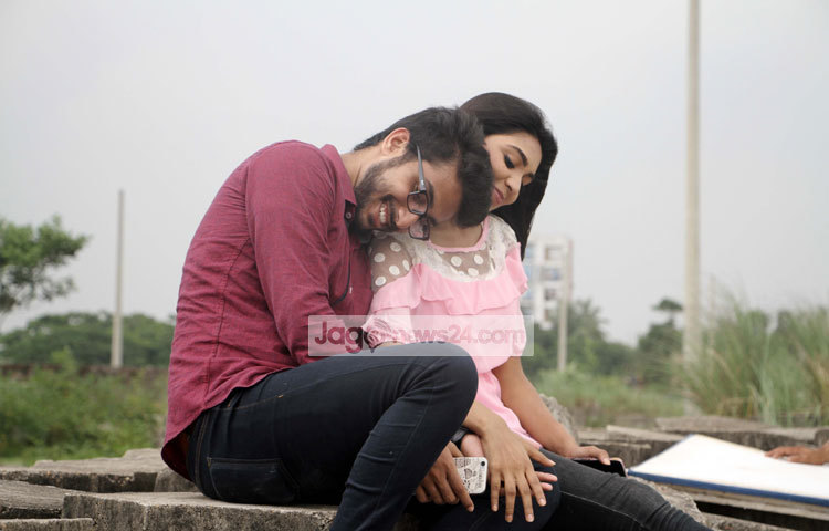 &lsquo;যা কিছু ঘটে&rsquo; এ ধারাবাহিকে বর্তমান সময়ের তরুণ তরুণীদের নানা সম্পর্কের কথা তুলে ধরা হয়েছে। আলোকচিত্রী : মাহবুব আলম।