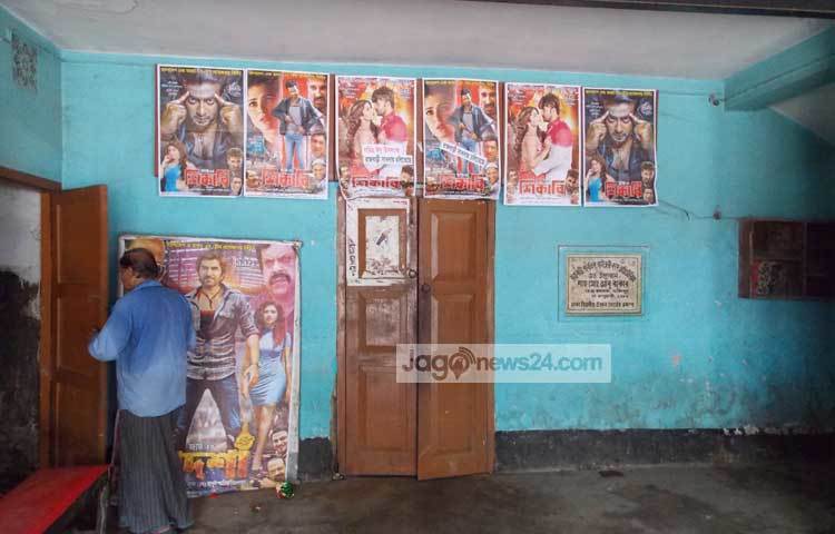 সাধনা সিনেমা হলে এখনও যেন ঈদের আমেজ বইছে। কারণ&nbsp; ঈদে মুক্তিপ্রাপ্ত ছবি শিকারীর প্রদর্শন চলছে। ছবি : রবিউল ইসলাম পলাশ।