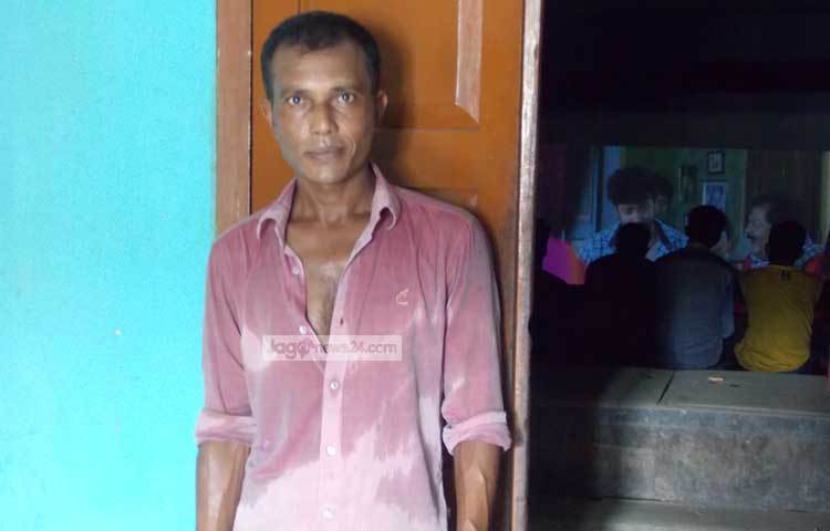 সাধনা সিনেমা হলে চলছে শিকারী ছবিটি। এতে অভিনয় করছেন ঢাকাই চলচ্চিত্রে শীর্ষ নায়ক শাকিব খান। হলের গেটে দাঁড়িয়ে রয়েছেন টিকেট চেকার। ছবি : রবিউল ইসলাম পলাশ।