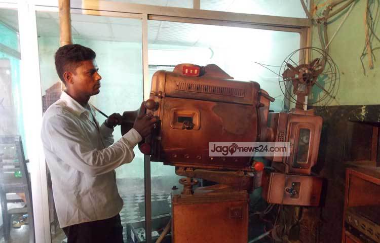 এখন আর সাধনা সিনেমা হলে এনালগ যুগের যন্ত্রপাতি দিয়ে ছবি প্রদর্শন করা হচ্ছে না। ছবি : রবিউল ইসলাম পলাশ।