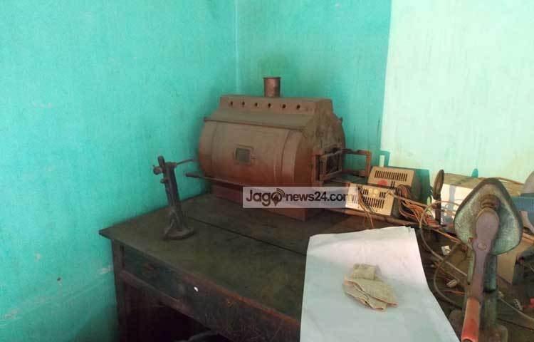 এনালগ যুগের এসব যন্ত্রপাতি সাধনা সিনেমা হলে সংরক্ষণ করা হয়েছে। ছবি : রবিউল ইসলাম পলাশ।