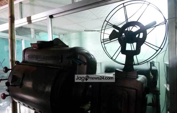 সাধনা সিনেমা হলের শুরুর দিকের এনালগ যন্ত্রপাতি। ছবি : রবিউল ইসলাম পলাশ।