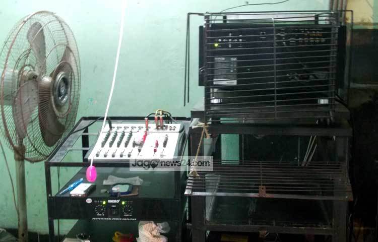 সাধনা সিনেমা হলের ডিজিটাল যুগে প্রত্যাবর্তন। কয়েক বছর ধরে এ হলে ডিজিটাল যন্ত্রপাতি দিয়ে ছবি দেখানো হচ্ছে। ছবি : রবিউল ইসলাম পলাশ।