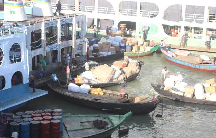 বেলা পড়তে না পড়তেই সদরঘাটের ব্যস্ত দৃশ্য দেখা যায়। সদরঘাটের এই দৃশ্য প্রতিদিনকার। ছবি : বিপ্লব দিক্ষিৎ।