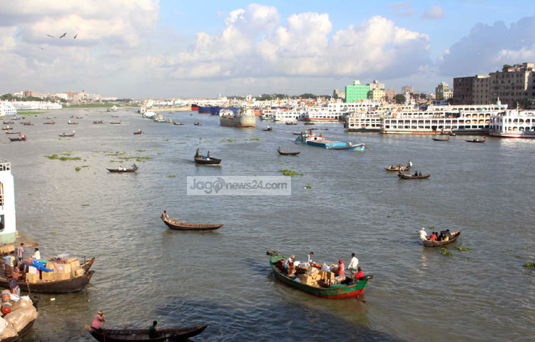 দেশের দক্ষিণাঞ্চলের বিভিন্ন জেলায় মালামাল পাঠানোর জন্য নৌকা ও ট্রলারে করে মালপত্র লঞ্চে বোঝাই করা হচ্ছে। ছবি : বিপ্লব দিক্ষিৎ।