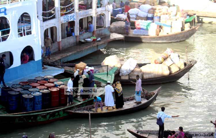 সদরঘাটের লঞ্চে যাত্রী ও মালামাল তোলার ব্যস্ততা। ছবি : বিপ্লব দিক্ষিৎ।