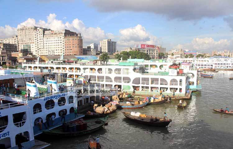 সারি সারি লঞ্চে যাত্রী তোলা হচ্ছে। প্রতিদিন বিকেল থেকে রাত আটটা-নয়টা পর্যন্ত যাত্রী তোলা হয়। ছবি : বিপ্লব দিক্ষিৎ।