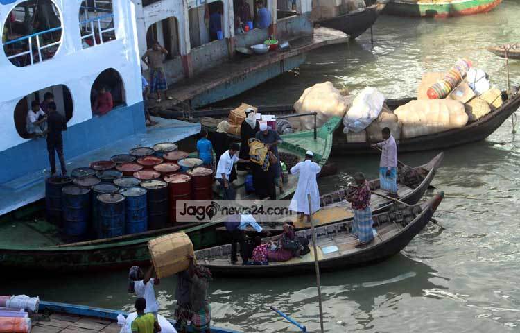 নৌকাযোগে লঞ্চে মালপত্র তোলা হচ্ছে। লঞ্চে মালামাল বহন করতে খরচ কম হয় বলে দক্ষিণাঞ্চালের ব্যবসায়ীরা নৌ পথ ব্যবহার করে থাকে। ছবি : বিপ্লব দিক্ষিৎ।