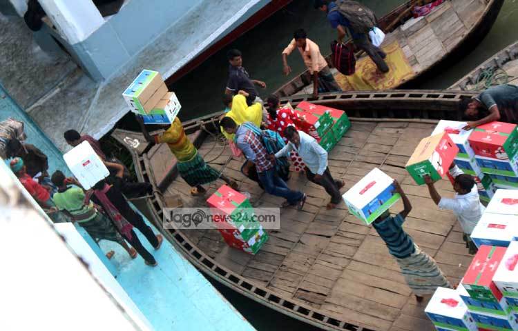 লঞ্চের ইঞ্জিনের ধস্ ধস্, আনসারদের বাঁশির আওয়াজ, যাত্রীর ব্যস্ততা, কুলি-হাঁকাহাঁকি-এমন এক চিরচেনা দৃশ্যপট সদরঘাটের। ছবি : বিপ্লব দিক্ষিৎ।