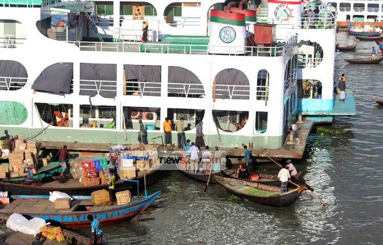 সদরঘাট কালপরিক্রমায় যাত্রী পরিবহনের বিবেচনায় এখন বিশ্বের অন্যতম লঞ্চ সার্ভিস স্টেশন। ছবি : বিপ্লব দিক্ষিৎ।