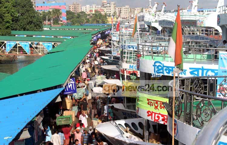 ঈদের ছুটির আগেই রাজধানীর সদরঘাটে দেশের দক্ষিণ অঞ্চলের যাত্রীদের ভিড় দেখা যাচ্ছে। ছবি : বিপ্লব দিক্ষিৎ।
