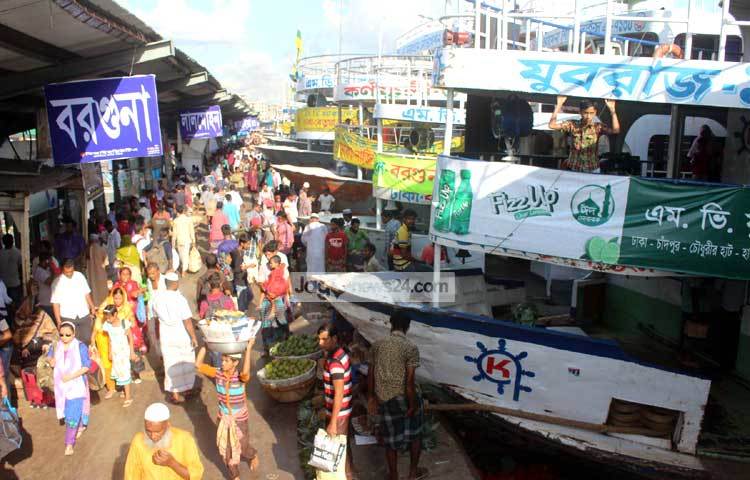 চাকরি ছাড়া যারা অন্য পেশার সঙ্গে জড়িত তাদের অনেকেই ঈদের ভিড় শুরু হওয়ার আগেই বাড়ি ফিরতে শুরু করেছেন। ছবি : বিপ্লব দিক্ষিৎ।