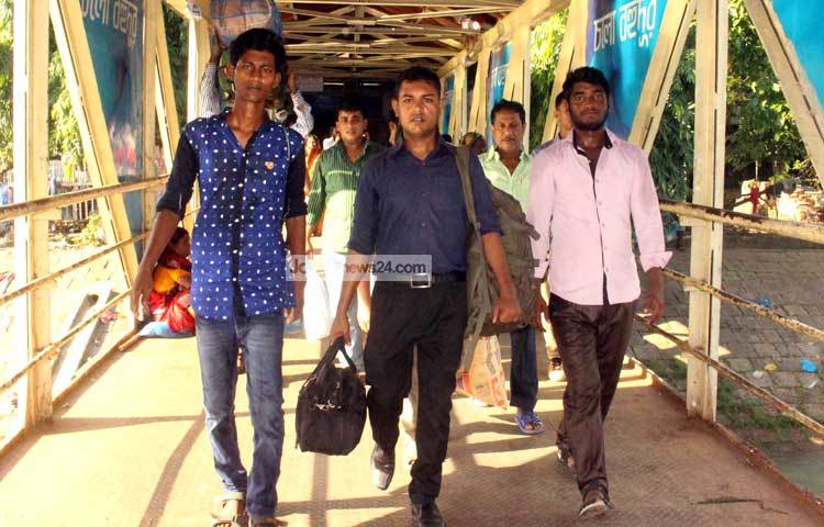 এদিকে ঈদ উপলক্ষে বাংলাদেশ অভ্যন্তরীণ নৌপরিবহন কর্পোরেশন ও বেসরকারি মালিকানাধীন লঞ্চের বিশেষ সার্ভিস আসছে ১ জুলাই থেকে শুরু হবে বলে জানান নৌপরিবহনমন্ত্রী শাজাহান খান। ছবি : বিপ্লব দিক্ষিৎ।