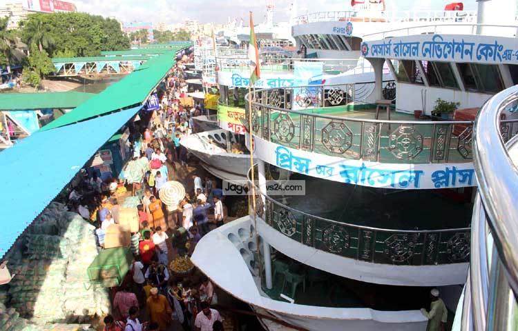 ঈদকে কেন্দ্র করে অধিকাংশ লঞ্চে রঙ করে সাজানো হয়েছে। যাত্রীদের মনোতুষ্টির জন্যই লঞ্চ কর্তৃপক্ষের এই আয়োজন। ছবি : বিপ্লব দিক্ষিৎ।