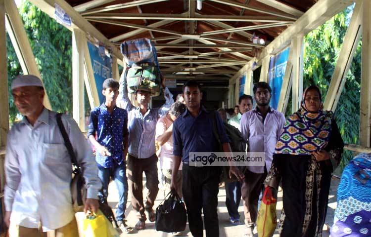 ঈদের সময় যত ঘনিয়ে আসবে সদরঘাটে ঘরমুখো যাত্রীদের ভিড় ততই বাড়তে থাকবে। ছবি : বিপ্লব দিক্ষিৎ।