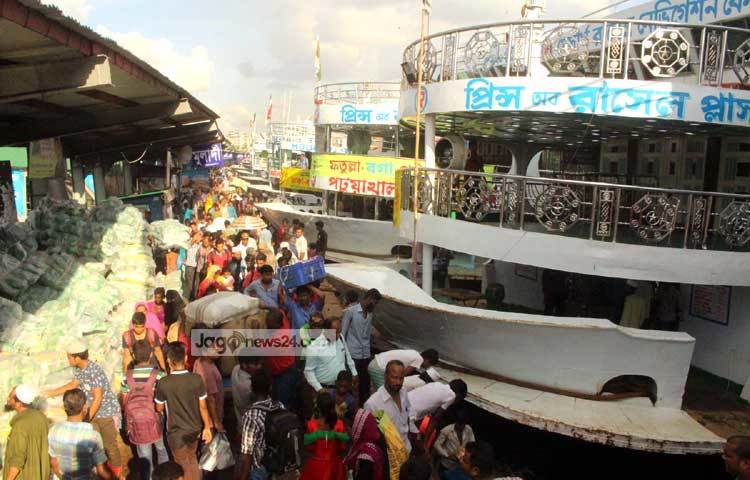 যাত্রীদের পাশাপাশি দেশের দক্ষিণাঞ্চলের ব্যবসায়ীদের বিভিন্ন মালপত্র লঞ্চে উঠানো হচ্ছে। ছবি : বিপ্লব দিক্ষিৎ।