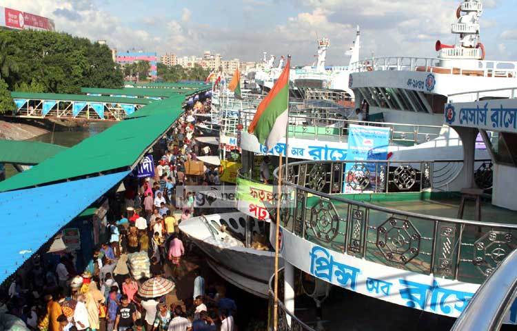 নৌ-পরিবহন মন্ত্রণালয় জানিয়েছে ঈদ যাত্রায় ফিটনেস ছাড়া কোনো লঞ্চ চলতে দেওয়া হবে না। এই সংবাদ যাত্রীদের জন্য সত্যিই স্বস্তিদায়ক। ছবি : বিপ্লব দিক্ষিৎ।