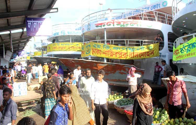 আপন ঠিকানায় যাওয়ার জন্য নির্দিষ্ট লঞ্চ খুঁজছেন যাত্রীরা। আর যাত্রীদের গন্তব্যে পৌঁছে দেওয়ায় সব রকমের সেবা দিতে প্রস্তুত লঞ্চ কর্তৃপক্ষ। ছবি : বিপ্লব দিক্ষিৎ।