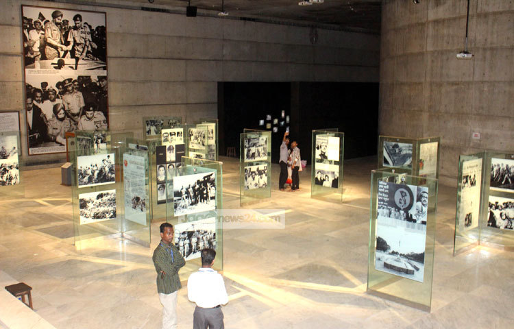 মুক্তিযুদ্ধের প্রামাণ্যচিত্র দেখছেন দর্শনার্থীরা। ছবি : বিপ্লব দিক্ষিৎ।