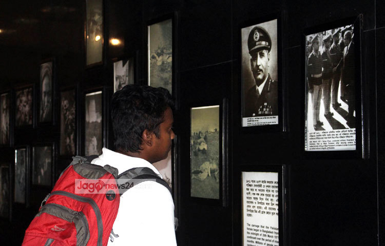 এ জাদুঘরে সর্বসাধারণের জন্য প্রবেশমূল্য মাথাপিছু ১০ টাকা এবং ১২ বছরের কম বয়সী শিশু-কিশোরদের জন্য প্রবেশমূল্য ২ টাকা। ছবি : বিপ্লব দিক্ষিৎ।