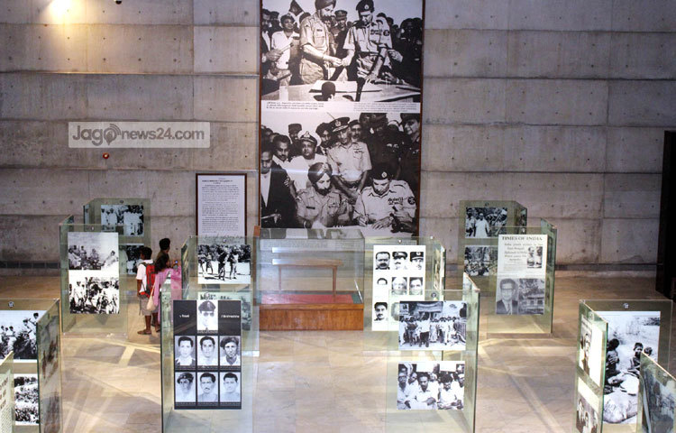 স্বাধীনতা জাদুঘরের অন্যতম বৈশিষ্ট্য এর দৃষ্টিনন্দন স্থাপত্যশৈলী। পাতালে অবস্থিত জাদুঘরটির পুরো জায়গা জুড়েই স্থানে স্থানে সাজিয়ে রাখা হয়েছে বিভিন্ন সময়ের ছবি। ছবি : বিপ্লব দিক্ষিৎ।
