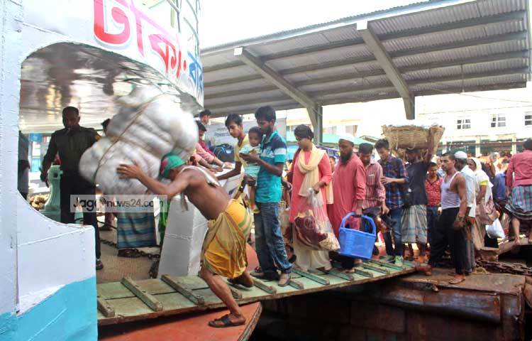 রাজধানীর সদরঘাটে ঈদের ছুটিতে দেশের দক্ষিণ অঞ্চলের ঘরমুখো যাত্রীদের ভিড় ক্রমেই বাড়ছে। ছবি : বিপ্লব দিক্ষিৎ।