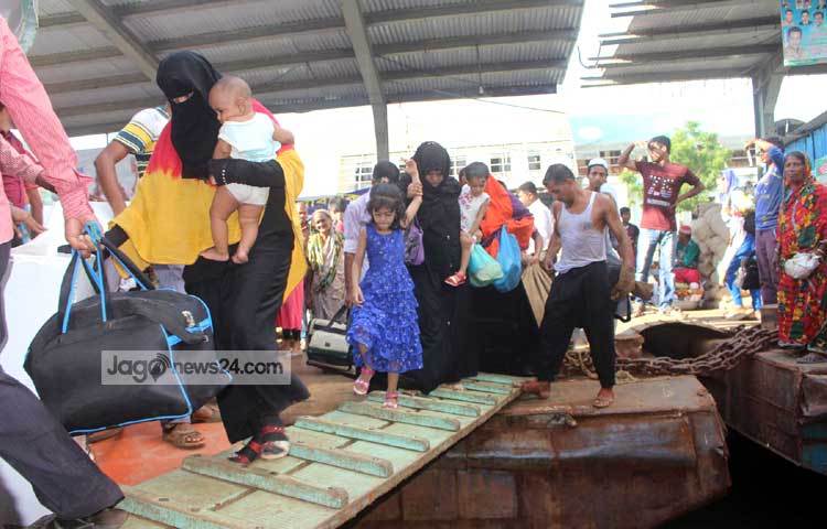 পরিবার পরিজনসহ মানুষ ঈদ করতে বাড়ি যাচ্ছে। সদরঘাটের আশপাশে ঈদে বাড়ি ফেরা মানুষের উপচে পড়া ভিড়ের কারণে তীব্র যানজটও সৃষ্টি হচ্ছে। ছবি : বিপ্লব দিক্ষিৎ।