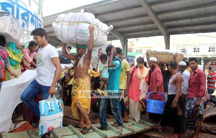 সবার সমর্থমত ঈদের জন্য কেনাকাটা করে লঞ্চে উঠছেন। ওদিকে পরিবারের অন্যান্য সদস্যরা তাদের অপেক্ষায় পথ চেয়ে আছেন। ছবি : বিপ্লব দিক্ষিৎ।