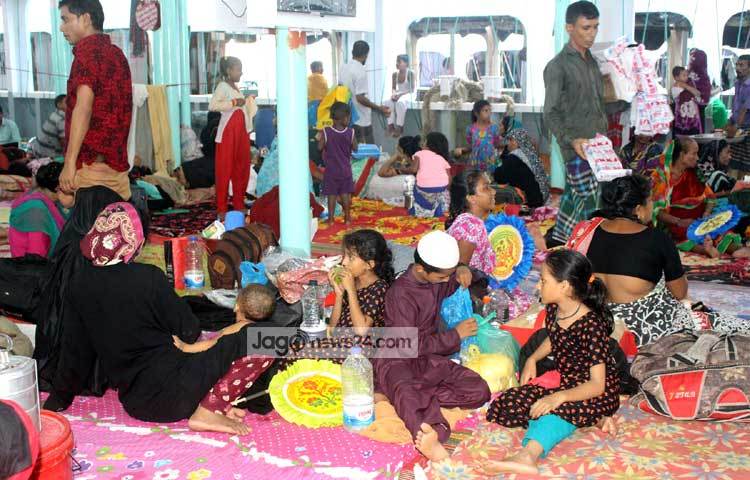 লঞ্চে উঠে আসন নিয়ে যে যার মত বসেছেন। সবার মনেই বাড়ি ফেরার আনন্দ। ছবি : বিপ্লব দিক্ষিৎ।