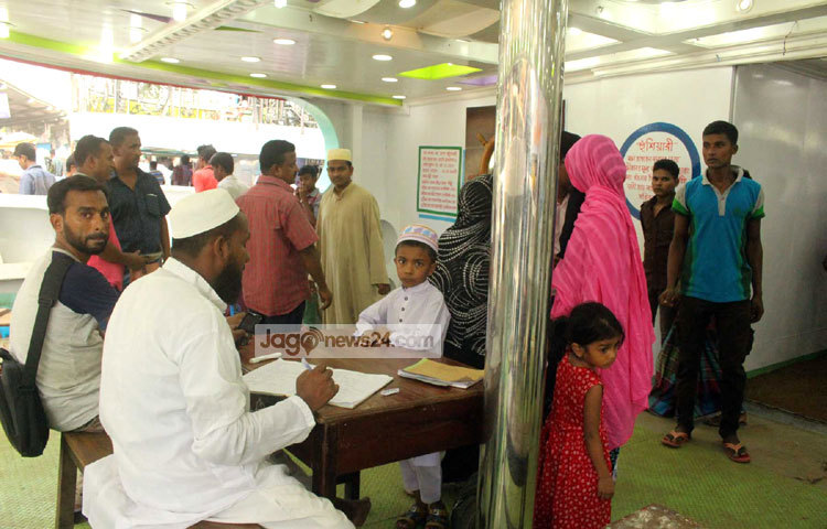 লঞ্চের টিকিট কাটতে ব্যস্ত টিকেট মাস্টাররা। অনেক যাত্রীই লঞ্চে উঠে টিকিট কাটার ঝামেলা মিটিয়ে নিচ্ছেন। ছবি : বিপ্লব দিক্ষিৎ।