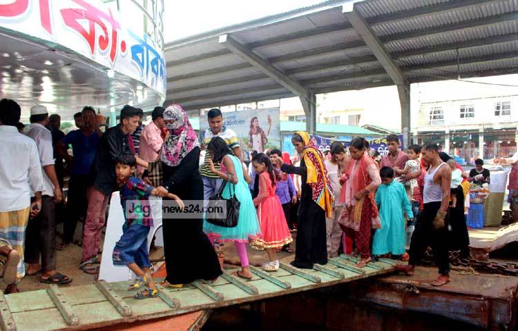 প্রতিবারের ন্যায় এ বছরও লঞ্চে যাত্রী ওঠানোর বিষয়ে যথাযথ সতর্ক ব্যবস্থা নেওয়া হয়েছে। ছবি : বিপ্লব দিক্ষিৎ।