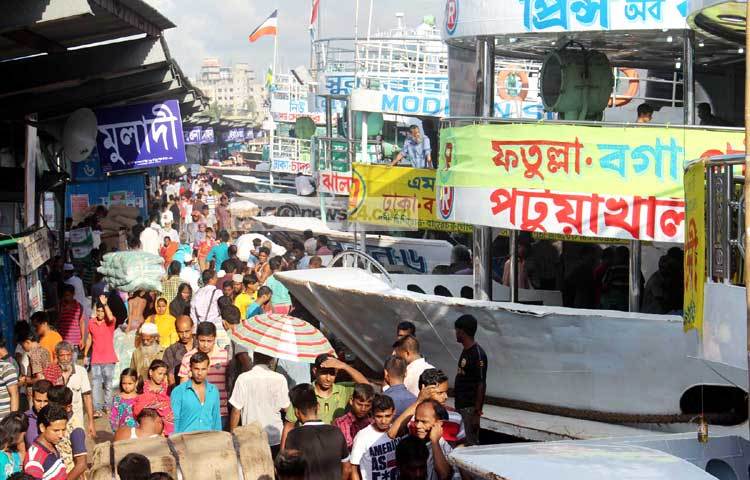 নির্দিষ্ট গন্তব্যের লঞ্চ খোঁজায় ব্যস্ত প্রতিটি যাত্রী। নাম দেখে দেখে লঞ্চ খুঁজে নিচ্ছেন যাত্রীরা। ছবি : বিপ্লব দিক্ষিৎ।