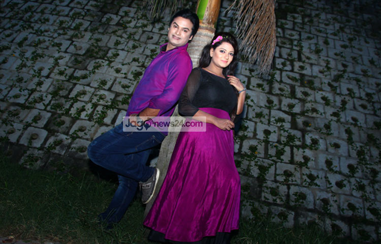 তাদের সম্পর্ক নিয়ে শম্পা বলেন, &lsquo;শুরুর দিকে আমার গুরুত্বপূর্ণ কাজের বিষয় নিয়ে কথা বলতাম। এর পর ধীরে কাজের কথার চেয়ে অকাজের (হাসি) কথা বেশি বলতাম।&rsquo;ছবি : এসডি প্রিন্স।