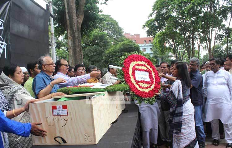 বাংলা একাডেমির পক্ষ থেকে কবি শহীদ কাদরীর প্রতি শ্রদ্ধা জানানো হচ্ছে। আজ (বুধবার) সকাল ৮টা ৪০ মিনিটে তার মরদেহ নিউইয়র্ক থেকে বিমানযোগে ঢাকায় এসে পৌঁছায়। ছবি : বিপ্লব দিক্ষিৎ।
