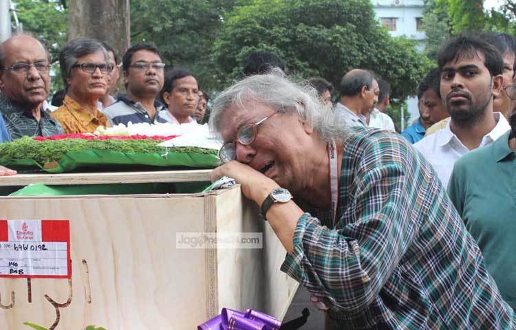 কবির প্রতি শ্রদ্ধা জানাতে কান্নায় ভেঙে পড়েছেন ছড়াকার আকতার হুসেন। ছবি : বিপ্লব দিক্ষিৎ।