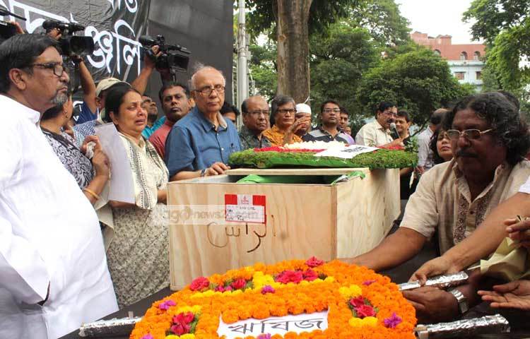 ঋষিজ শিল্পগোষ্ঠীর পক্ষ থেকে শ্রদ্ধা জানাচ্ছেন লোকসংগীত শিল্পী ফকির আলমগীর। ছবি : বিপ্লব দিক্ষিৎ।