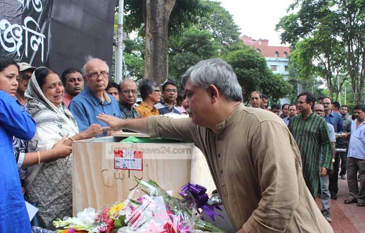 কবি শহীদ কাদরীর প্রতি শ্রদ্ধা নিবেদন করছেন জনপ্রিয় কথা সাহিত্যিক আনিসুল হক। ছবি : বিপ্লব দিক্ষিৎ।