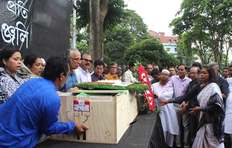 সব রকমের আনুষ্ঠানিকতা সম্পন্ন করে মিরপুর শহীদ বুদ্ধিজীবী কবরস্থানে লাশ দাফন করা হবে। ছবি : বিপ্লব দিক্ষিৎ।