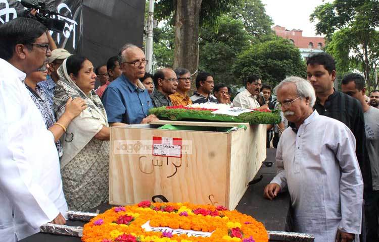 উল্লেখ্য, গত রোববার স্থানীয় সময় সকাল সাড়ে ৭টার দিকে নিউ ইয়র্কের নর্থ শো&rsquo;র হাসপাতালে চিকিৎসাধীন অবস্থায় মারা যান কবি শহীদ কাদরী। ছবি : মাহবুব আলম।