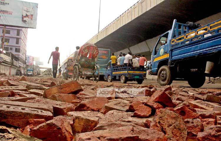 ঢাকার গুরুত্বপূর্ণ এই এলাকার রাস্তার মেরামতের কাজ খুবই ধীর গতিতে চলছে। ফলে কাজ শেষ হতে এখনও অনেক দিন লাগবে। ছবি : বিপ্লব দিক্ষিৎ।