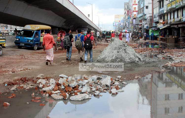 রাস্তার অনেক জায়গাতে একটু বৃষ্টি হলেই পানি জমে যায়। ছবি : বিপ্লব দিক্ষিৎ।