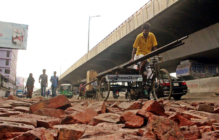যাত্রাবাড়ীর এ রাস্তায় চলাচল ঝুঁকিপূর্ণ হয়ে দাঁড়িয়েছে। এখানকার বাসিন্দারা দ্রুত রাস্তাটি সংস্কারের দাবি জানাচ্ছে। ছবি : বিপ্লব দিক্ষিৎ।