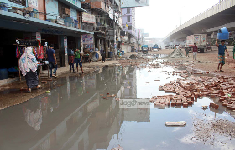 আসন্ন ঈদের ছুটিতে নগরবাসীদের এই রাস্তা দিয়ে যেতে ভীষণ ভোগান্তি হবে। ছবি : বিপ্লব দিক্ষিৎ।