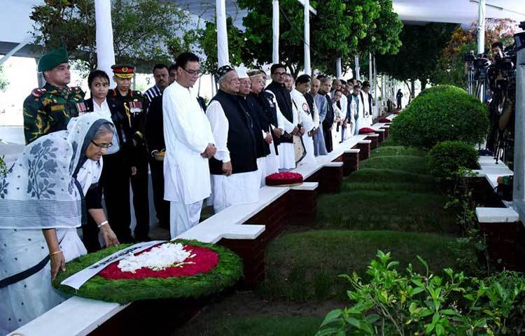 জাতীয় শোক দিবস উপলক্ষে প্রধানমন্ত্রী শেখ হাসিনা রাজধানীর বনানীর কবরস্থানে পরিবারের অন্য সদস্যদের সমাধিতে ফুলেল শ্রদ্ধা জানাচ্ছেন। ছবি : বাসস।