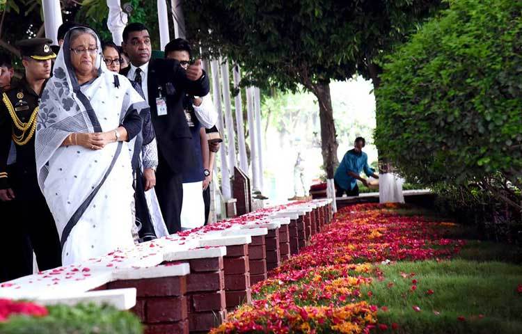 প্রধানমন্ত্রী শেখ হসিনা পরিবারের অন্য সদস্যদের সমাধিতে শ্রদ্ধা জানাতে গিয়ে আবেগে কেঁদে ফেলেন। ছবি : বাসস।