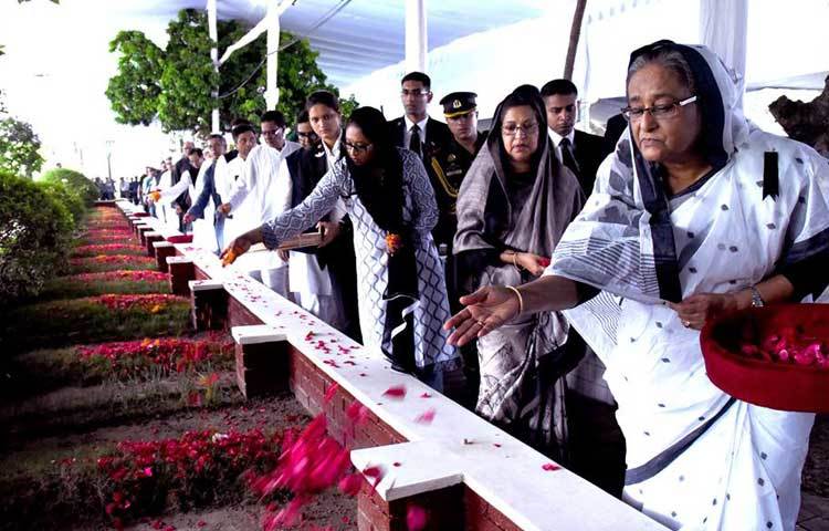 ফুলে পাপড়ি ছিটিয়ে পরিবারের অন্য সদস্যদের সমাধিতে শ্রদ্ধা জানাচ্ছেন প্রধানমন্ত্রী শেখ হাসিনা। ছবি : বাসস।
