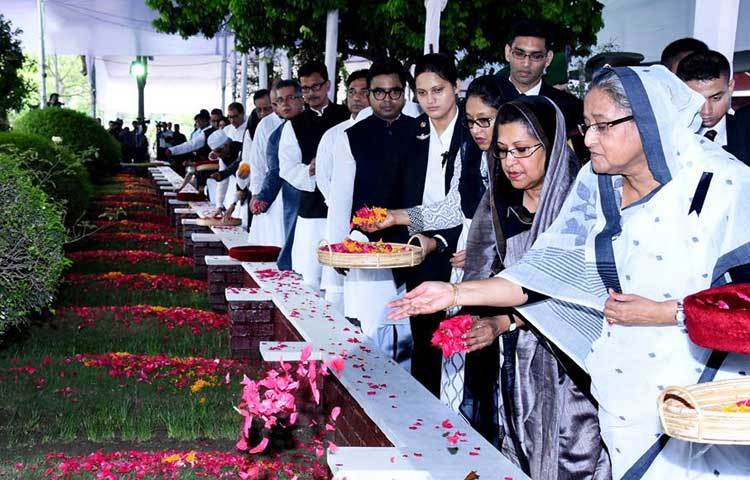 বানানী কবরস্থানে শ্রদ্ধা জানানোর সময় প্রধানমন্ত্রীর সঙ্গে ছিলেন তার ছোট বোন শেখ রেহানা। ছবি : বাসস।