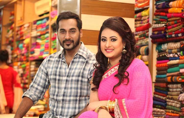 অভিনেতা সজল শাড়ির দোকানে সেলসম্যানের চাকরি নিয়েছেন। আর তার দোকানে শাড়ি কিনতে এসেছেন চিত্রনায়িকা পূর্ণিমা। তবে বাস্তবে নয় একটি নাটকে এমন দৃশ্যে তাদের অভিনয় করতে দেখা যাবে।